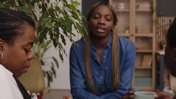 Zoom Arrière Collègues Afro Américains Communiquant Pendant Pause Café Sur — Video