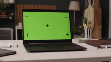Modern ve yeşil ofisteki masasında yeşil şablon model ekranı olan kimse yok.