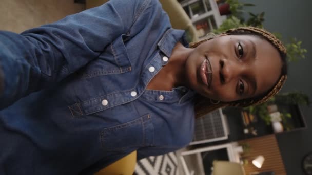 大学教育资助委员会在现代及绿色办公室拍摄年轻漂亮黑人女性在工作天拍摄视频博客 — 图库视频影像