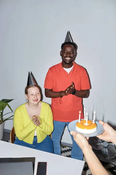 Ofiste Doğum Gününü Kutlayan Gençlerin Dikey Portresi — Stok fotoğraf