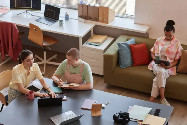 Modern Ofiste Tüm Bayan Adamlarıyla Birlikte Çalışma Sürecinin Üst Görüntüsü — Stok fotoğraf