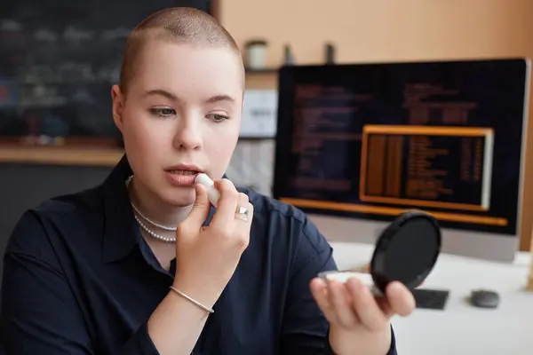 Ofiste Makyaj Yapan Kel Genç Kadınının Portresi Aynaya Bakıp Boşluğu — Stok fotoğraf