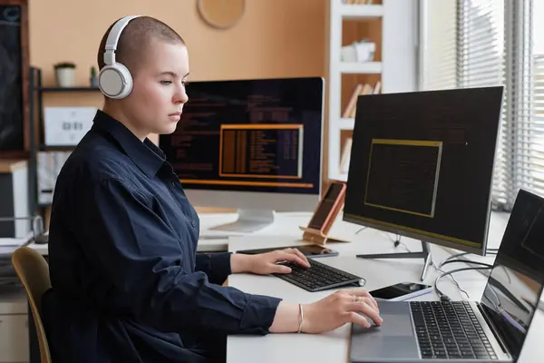 Porträtt Kvinnlig Programmerare Som Bär Hörlurar Och Använder Dator När — Stockfoto