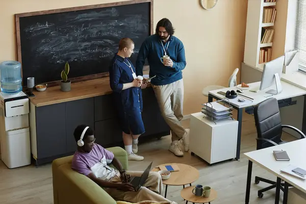 Deux Jeunes Managers Discutant Vidéo Sur Smartphone Prenant Café Pause Image En Vente