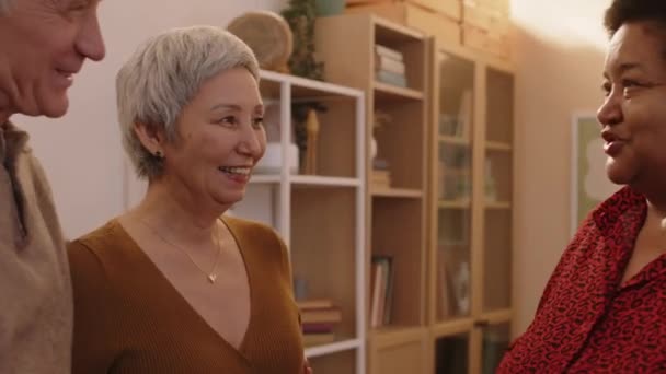 Medium Skott Tre Glada Multiracial Senior Vänner Träffas För Middag — Stockvideo
