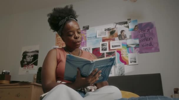 Jeune Étudiante Noire Assis Sur Lit Dans Petit Appartement Avec — Video