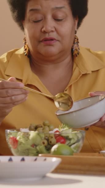 Üst Düzey Siyah Kadın Yeşil Zeytinleri Sebzeli Cam Kaseye Eklerken — Stok video