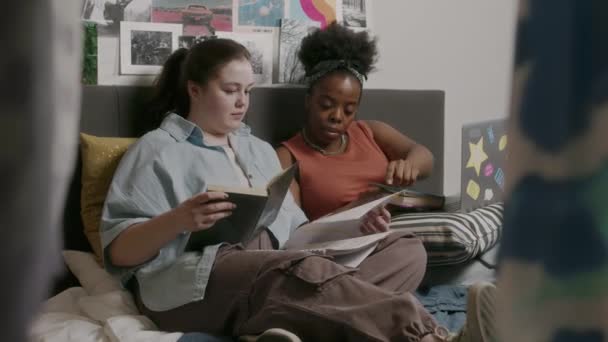 Twee Etnisch Diverse Jonge Vrouwelijke Universiteitsstudenten Die Samen Bed Studeren — Stockvideo