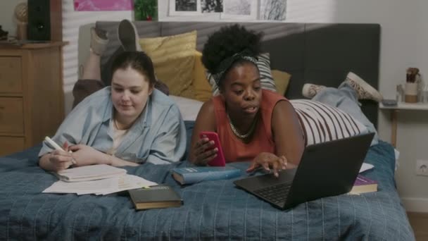 Due Studentesse Universitarie Universitarie Multirazziali Che Utilizzano Fogli Lavoro Laptop — Video Stock