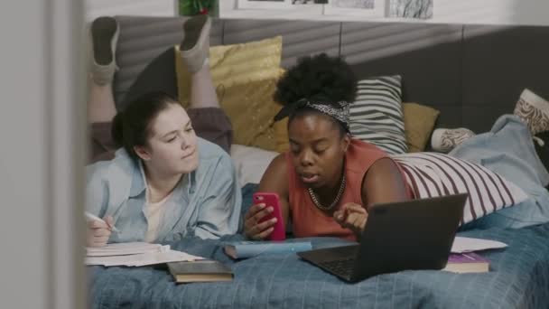 Sınavlara Hazırlanırken Dizüstü Bilgisayar Kullanan Iki Genç Kız Öğrenci Birlikte — Stok video