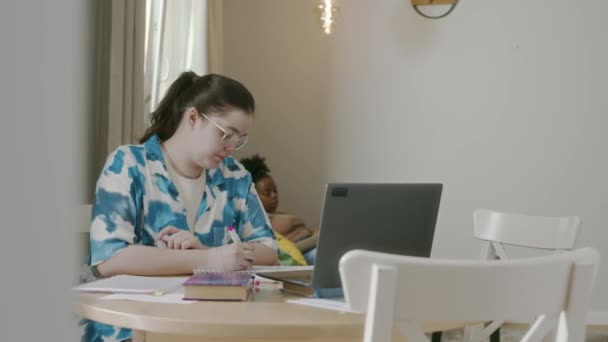 Fotografie Medie Unei Femei Caucaziene Studentă Colegiu Stând Lângă Laptop — Videoclip de stoc