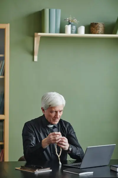 Vertical Portrait White Haired Senior Priest Holding Rosary While Praying — Stock Photo, Image