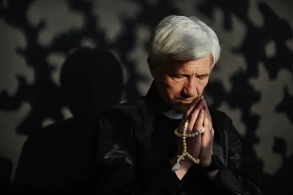 Dramatický Portrét Bílých Vlasů Starší Kněz Drží Růženec Modlí Klidném — Stock fotografie