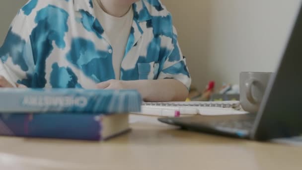 Κλίση Του Καυκάσου Φοιτήτρια Πανεπιστήμιο Τονίζοντας Σημειώσεις Copybook Ενώ Σπουδές — Αρχείο Βίντεο