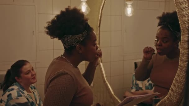 Mittlere Aufnahme Zweier Unterschiedlicher Junger Frauen Die Einer Wohnung Zusammenleben — Stockvideo
