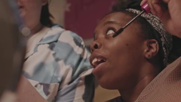 Çok Irklı Iki Kadın Kankanın Samimi Loş Yatak Odasında Makyaj — Stok video