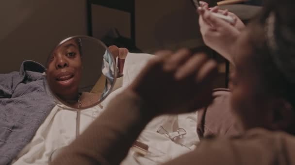 Genç Siyahi Bir Kadın Makyaj Yapıyor Iyi Kadın Arkadaşıyla Sohbet — Stok video