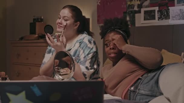 Makyaj Yaparken Sohbet Eden Rahat Bir Yatak Odasında Oturan Geceleri — Stok video