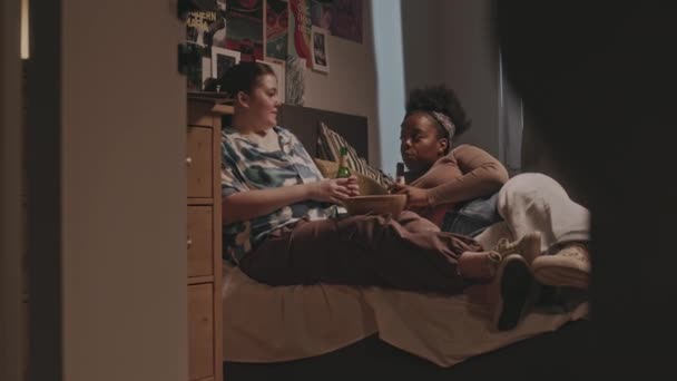 Farklı Kadın Arkadaş Bira Içip Sohbet Ederken Hafta Sonları Yatakta — Stok video