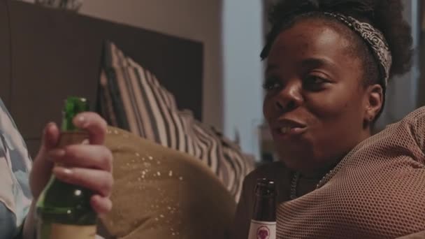 Mutlu Genç Çok Irklı Bayan Arkadaşın Rahat Bir Dairede Yatıya — Stok video
