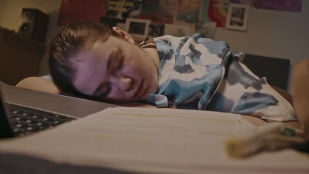 Caucásica Estudiante Quedó Dormida Con Cabeza Lado Las Sábanas Trabajo Vídeo De Stock