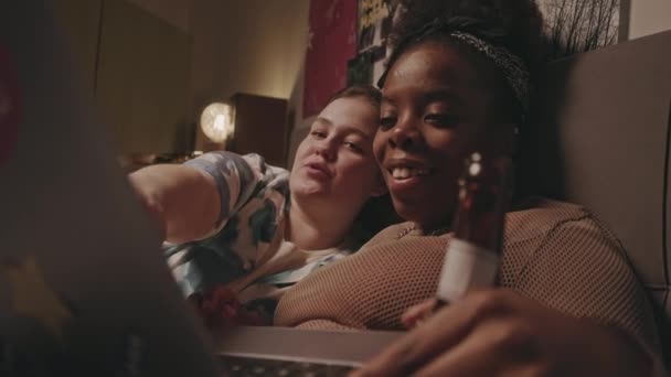 Geceleri Dizüstü Bilgisayarda Film Seyrederken Rahat Bir Şekilde Yatak Odasında — Stok video