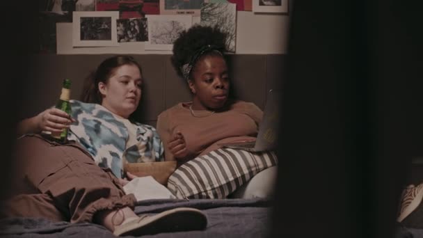 Genç Çok Irklı Bayan Iyi Arkadaşlar Arkadaşları Dizüstü Bilgisayarda Film — Stok video