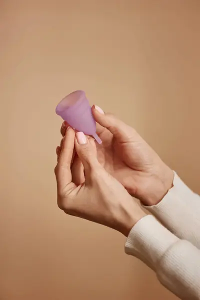 Мінімальний Крупний План Жіночих Рук Тримають Рожеву Менструальну Чашку Якому Стокове Зображення