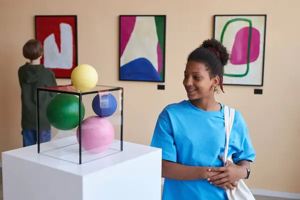 Retrato Colorido Menina Adolescente Sorridente Olhando Para Escultura Abtrair Galeria — Fotografia de Stock