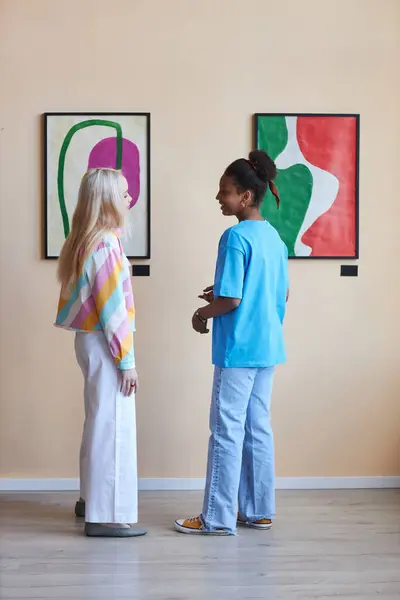 Вертикальний Портрет Двох Дівчат Підлітків Обговорюють Фотографії Галереї Сучасного Мистецтва Ліцензійні Стокові Зображення