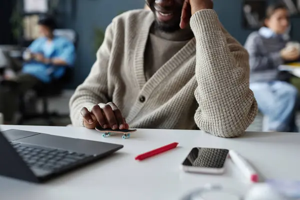 Ofis Işyerindeki Masada Parmaklarıyla Oynayan Gülümseyen Afrikalı Amerikalı Adama Yaklaş — Stok fotoğraf