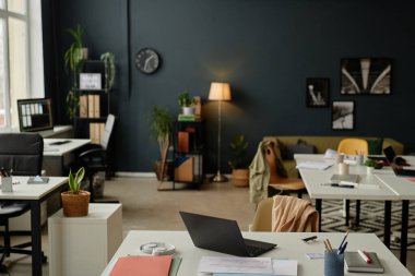 Bilgisayarlı ve masadaki dağınıklık boşluğu kopyalayan boş ofis içinin arkaplan resmi