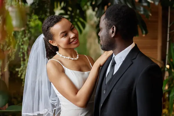 Derékig Érő Portré Fiatal Fekete Párról Akik Összeházasodnak Szeretettel Nézik Jogdíjmentes Stock Fotók
