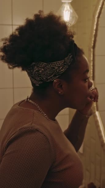 Вертикальный Снимок Молодой Афроамериканской Женщины Бигуди Перед Зеркалом Ванной Беседующей — стоковое видео