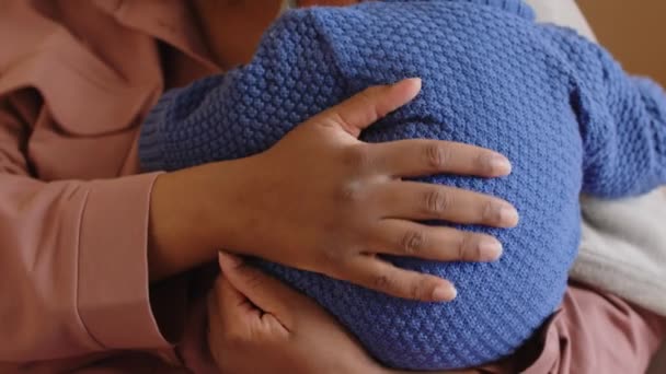 그녀의 가슴에 가까운 신생아 아기를 아프리카계 미국인 여성의 기울이기 이마에 — 비디오