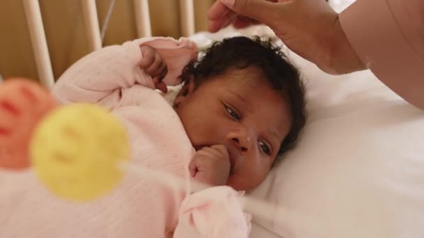 Piękna Mała Afroamerykanka Leżąca Łóżeczku Kochająca Matka Głaskająca Głowie — Wideo stockowe