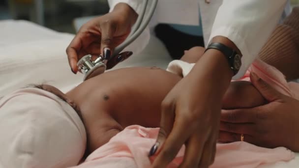 Beskuren Bild Oigenkännlig Afroamerikansk Kvinnlig Barnläkare Lyssnar Hjärtslag Liten Flicka — Stockvideo