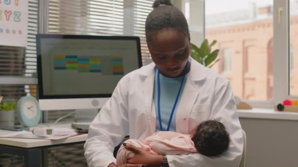 Média Foto Jovem Pediatra Afro Americana Segurando Pequeno Bebê Nos — Vídeo de Stock