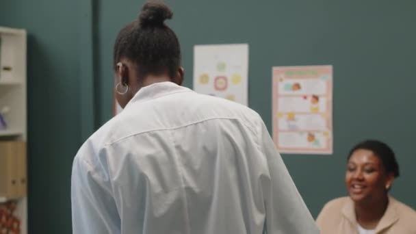 Śledzenie Zdjęcia Afroamerykanki Noworodkiem Odwiedzającym Pediatrę Jej Nowoczesnym Biurze — Wideo stockowe