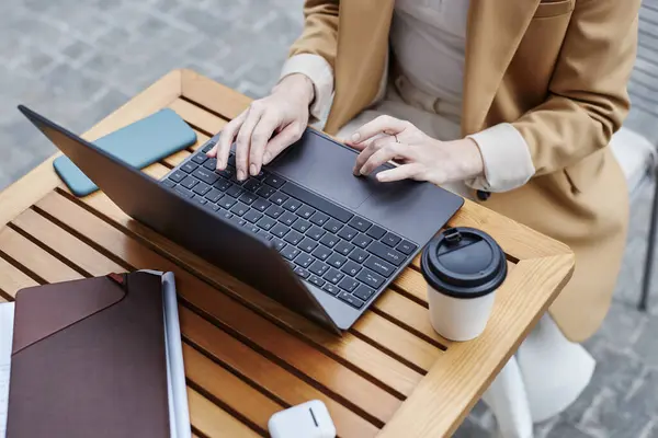 Fent Szög Fiatal Üzletasszony Formalwear Gépelés Laptop Billentyűzeten Miközben Asztalnál Stock Kép