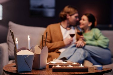 Yemek servisinin olduğu romantik bir gecenin arkaplan görüntüsü, şarap içen mutlu bir çift, kopyalama alanı.