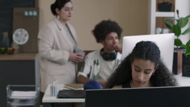 Молодая Бирасиал Женщина Программист Работающая Настольным Компьютером Современном Офисе Время — стоковое видео
