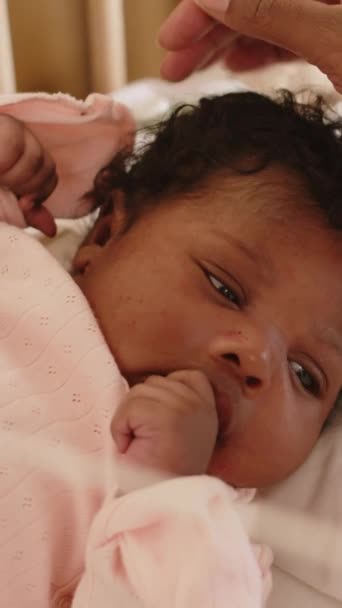 Verticaal Van Mooie Kleine Afro Amerikaanse Baby Meisje Liggend Wieg — Stockvideo