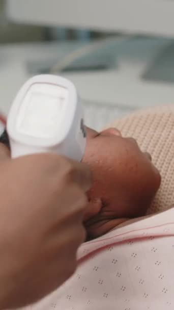 Fechamento Médio Vertical Pediatra Irreconhecível Verificando Temperatura Pequena Menina Afro — Vídeo de Stock