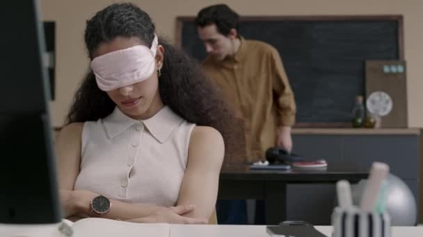 Cintura Para Cima Uma Jovem Trabalhadora Escritório Usando Máscara Dormir — Vídeo de Stock
