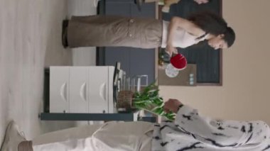 Ofiste birlikte dinlenen, gündüz vakti futbol ve masa tenisi oynayan genç ve aktif ofis çalışanlarından oluşan dikey bir çekim.