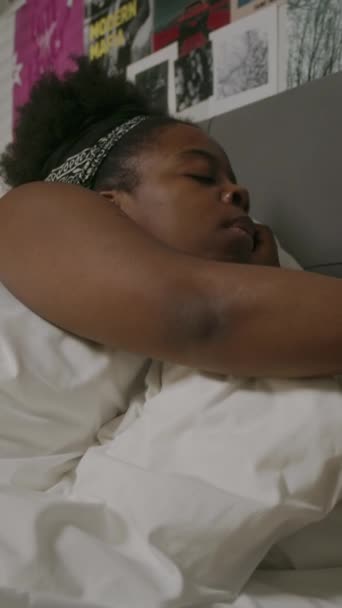잠자는 아프리카계 미국인 여성의 테이블에서 전화를 픽업하고 포스터와 아늑한 침실에서 — 비디오