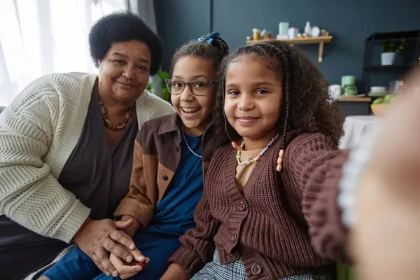 Portrét Šťastné Africké Americké Babičky Při Focení Selfie Dvěma Dívkami Stock Snímky