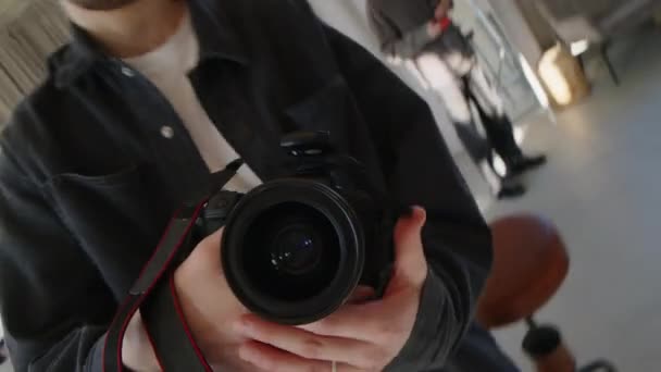 Genç Beyaz Erkek Fotoğrafçının Arkadaşı Asistanıyla Birlikte Geniş Güneş Işığı — Stok video