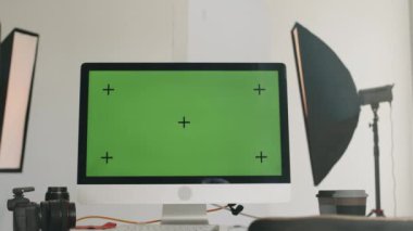 Profesyonel minimalist fotoğraf stüdyosunda güneş ışığıyla aydınlatılmış bilgisayar ve kamerayla fotoğraf çeken kimse yok.